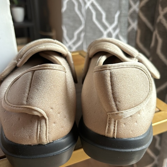 Propet slippers or shoes for swollen feet. Size 8 WIDE Sand stretchy upper NEW - Picture 4 of 10
